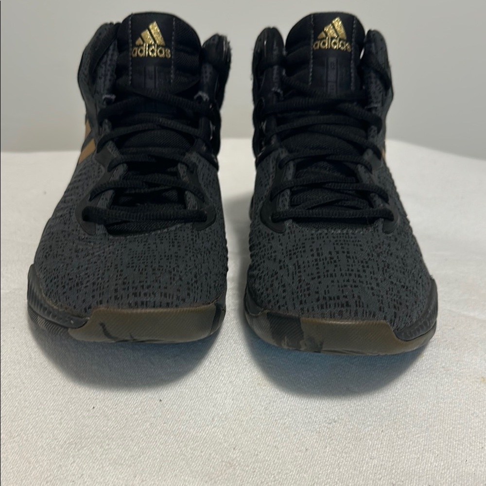 NEW ADIDAS MAD BOUNCE 2018 MENS US 9 BASKETBALL SHOE